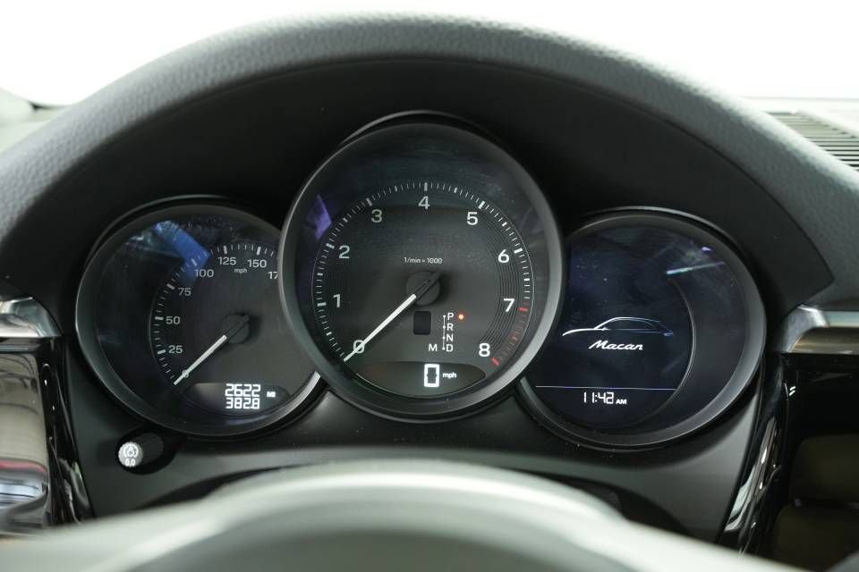 Certified 2025 Porsche Macan AWD/4WD image 14