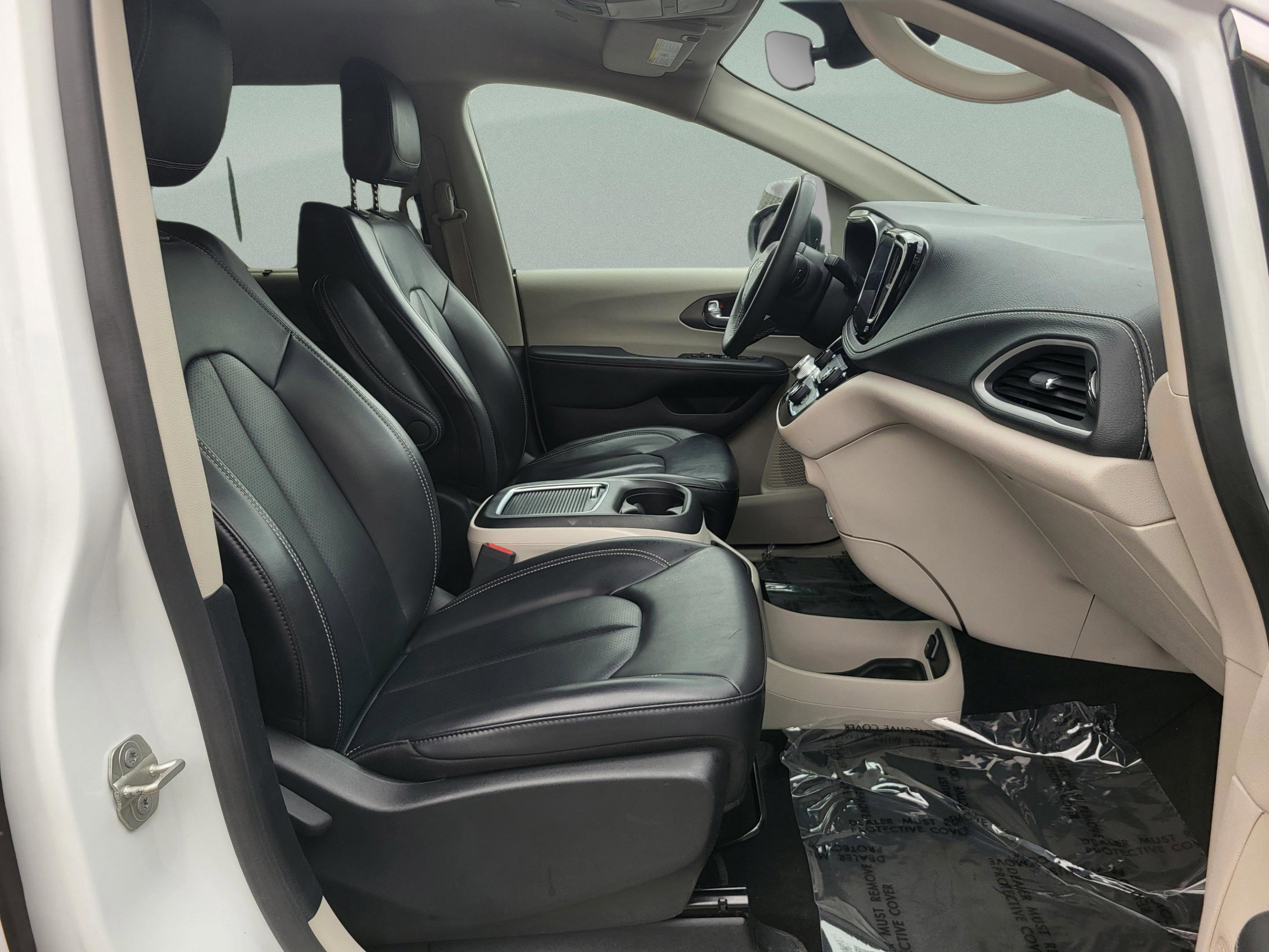 Used 2023 Chrysler Pacifica Touring-L AWD/4WD image 32