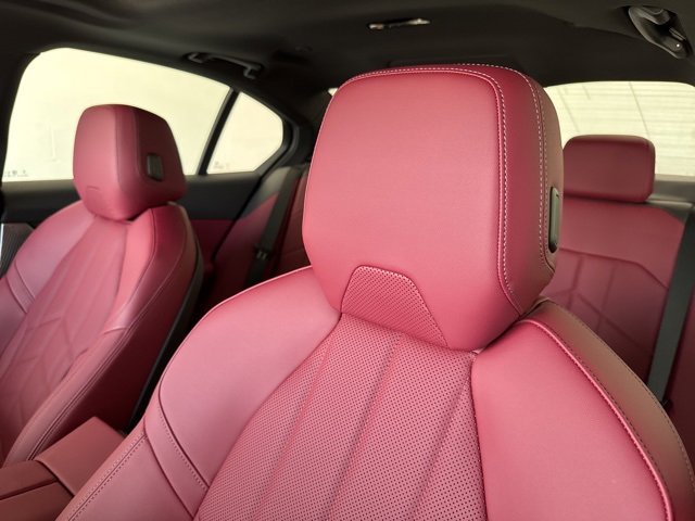 Used 2025 BMW i5 xDrive40 w/ Premium Package image 21