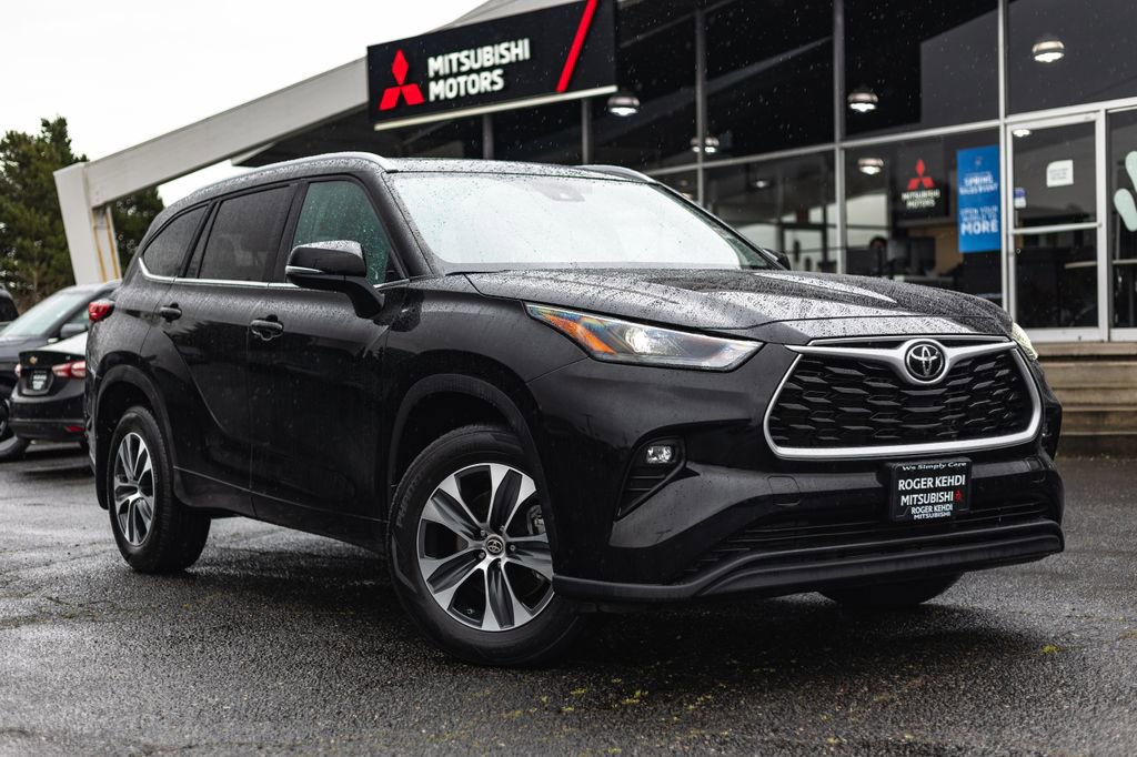 Used 2023 Toyota Highlander XLE image 1