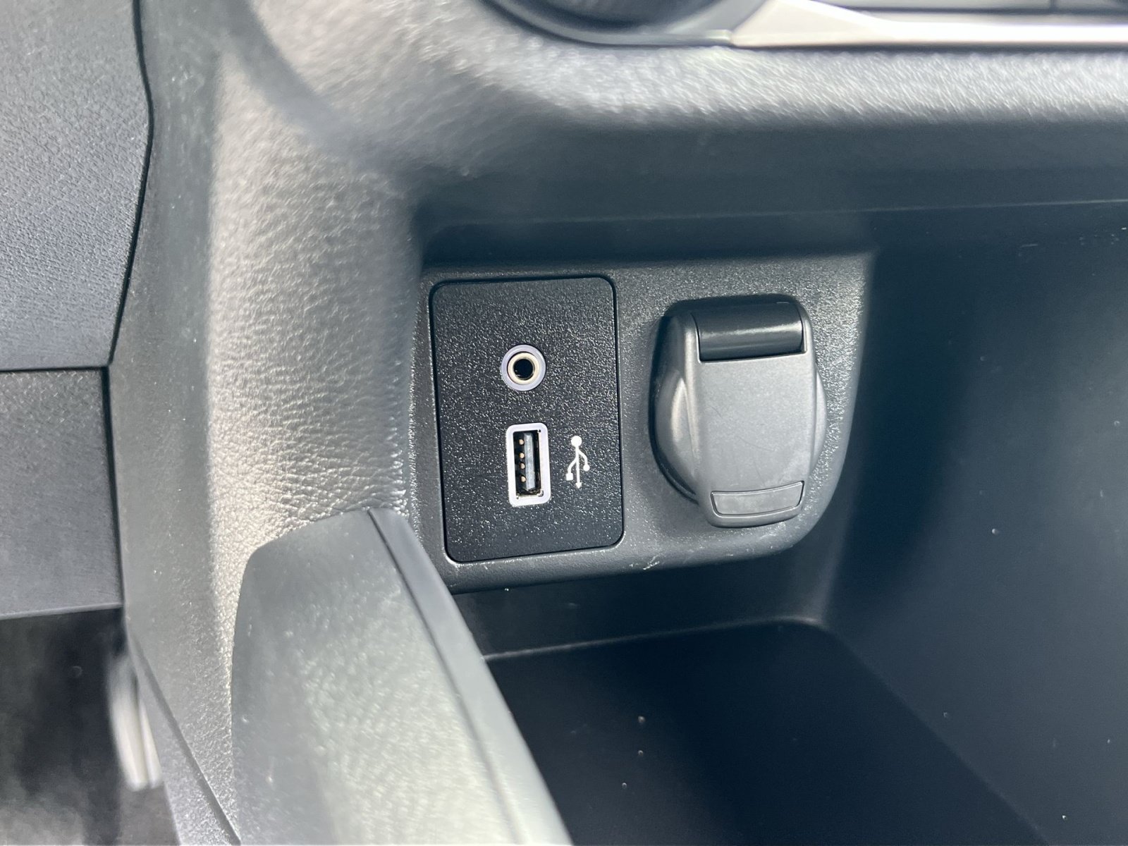 Used 2025 Nissan Versa S FWD image 30