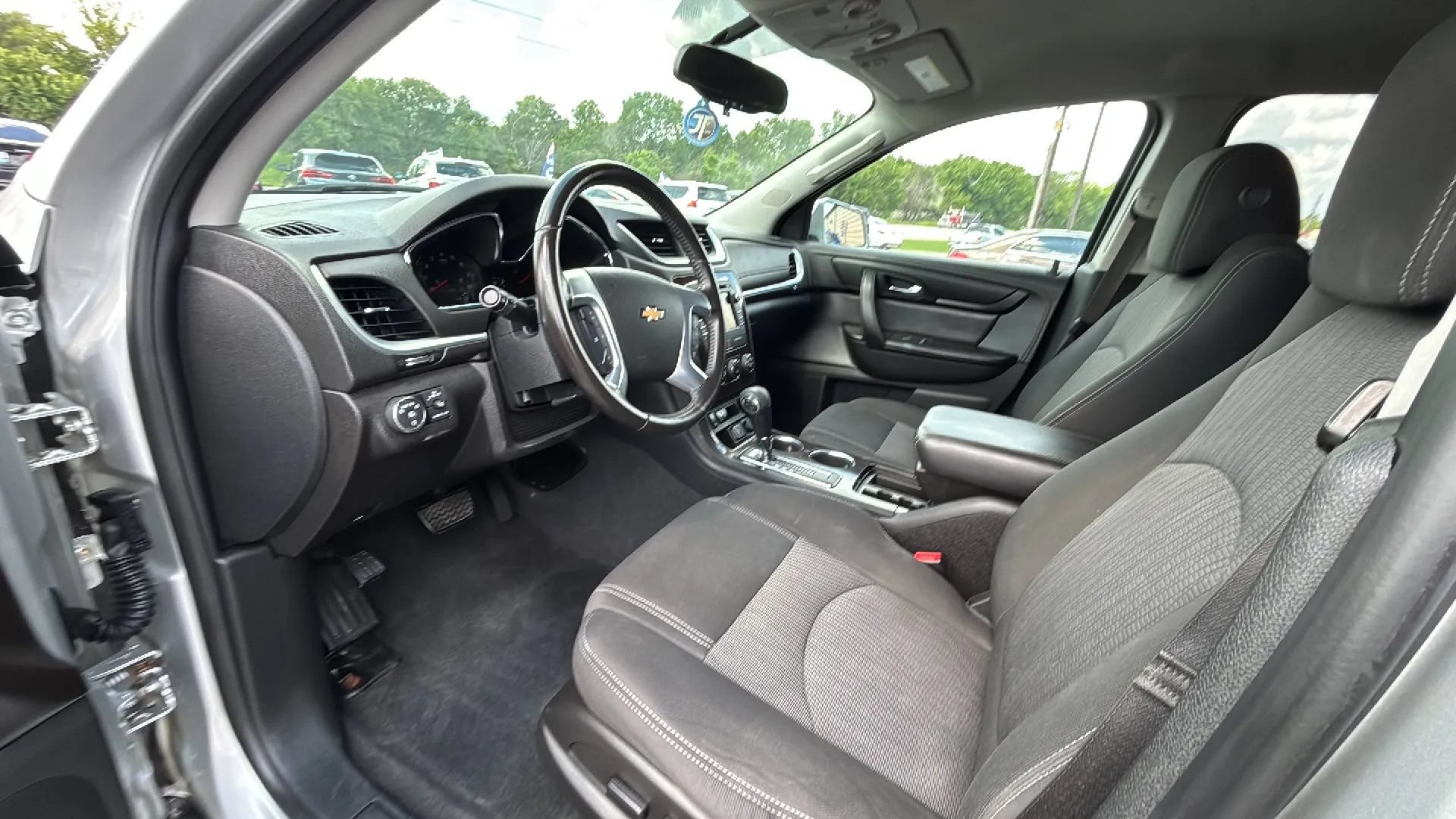 Used 2017 Chevrolet Traverse LT FWD image 20