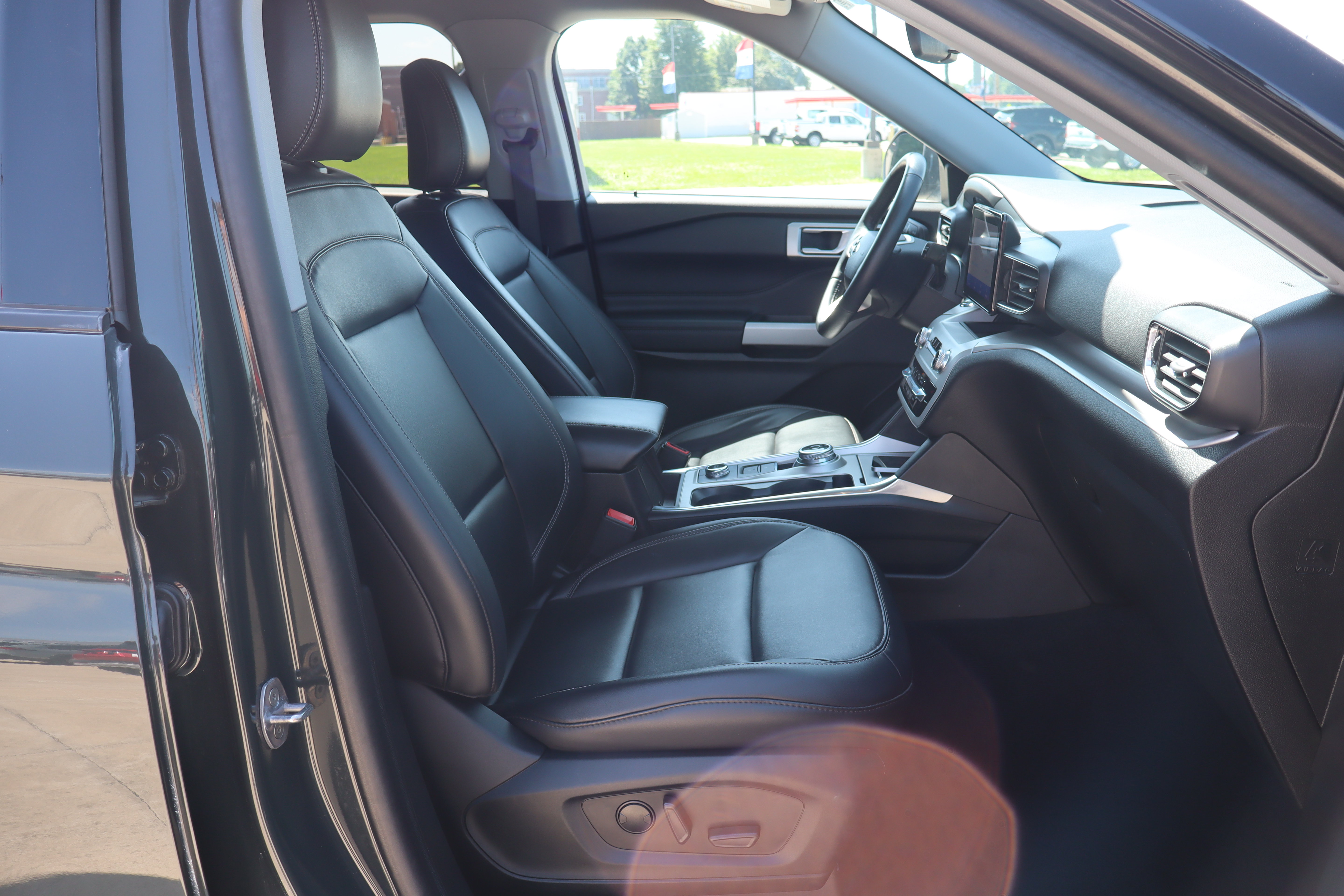 Used 2023 Ford Explorer XLT w/ Equipment Group 202A AWD/4WD image 14