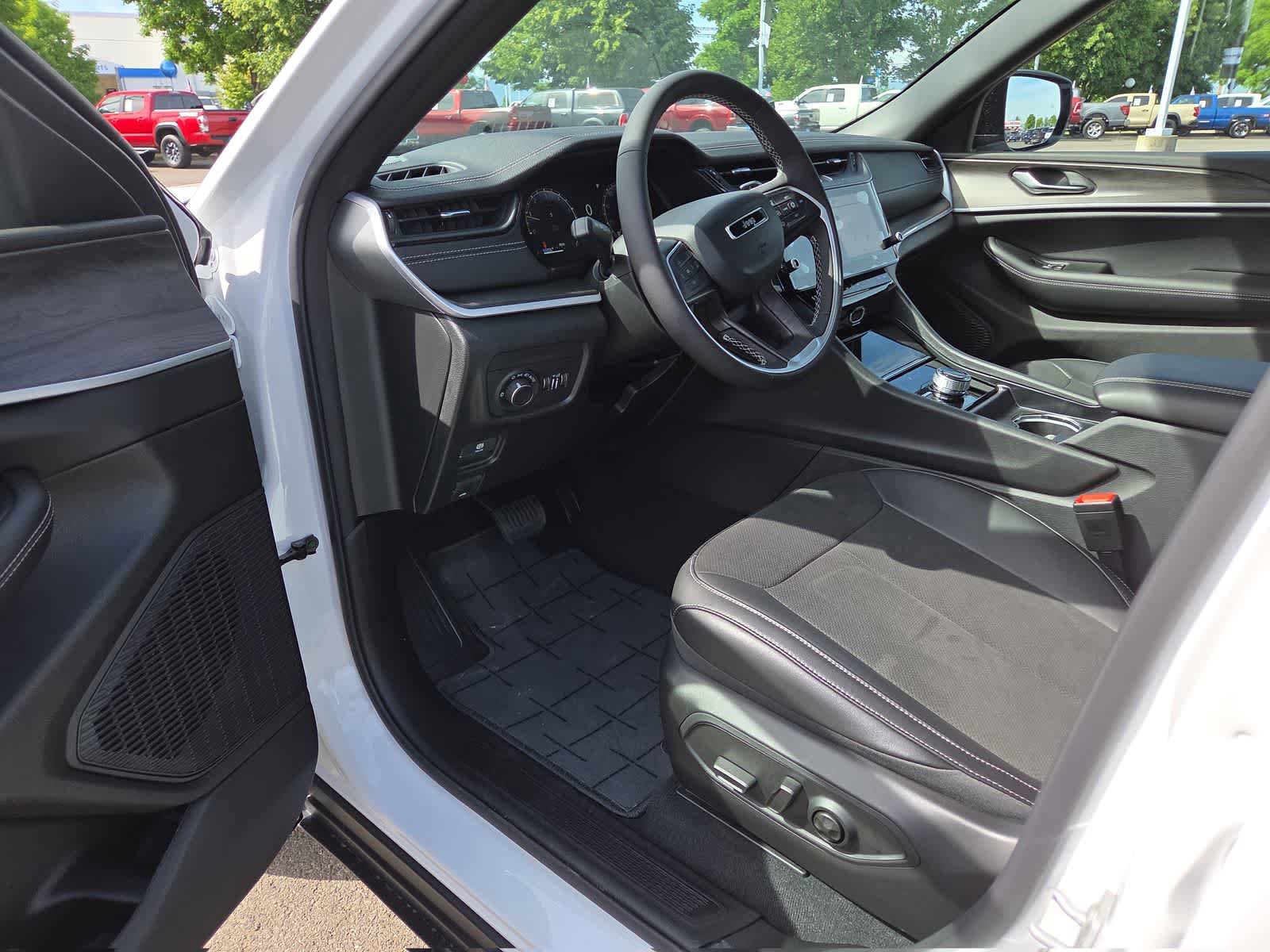 New 2026 Jeep Grand Cherokee Altitude AWD/4WD image 10