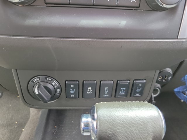 Used 2018 Nissan Frontier PRO-4X AWD/4WD image 25