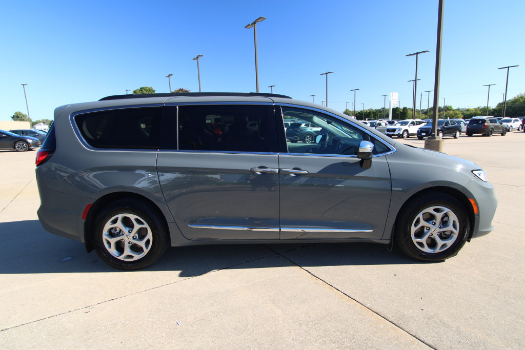Used 2023 Chrysler Pacifica Limited w/ Uconnect Theater Family Group AWD/4WD image 4