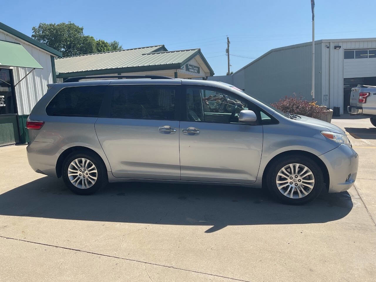 Used 2015 Toyota Sienna XLE FWD image 2