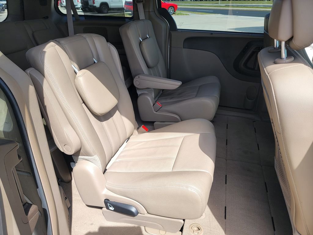 Used 2015 Chrysler Town & Country Touring FWD image 16