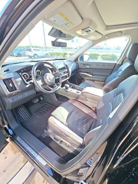 Used 2025 Nissan Pathfinder Platinum w/ Cargo Package AWD/4WD image 12