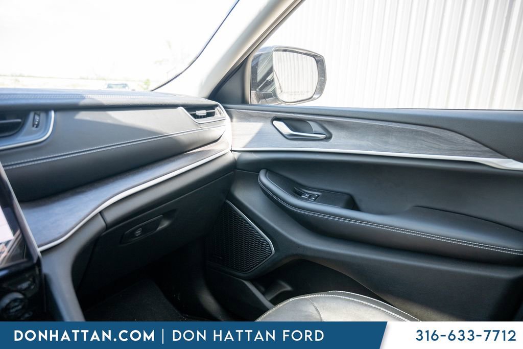 Used 2023 Jeep Grand Cherokee L Limited AWD/4WD image 14