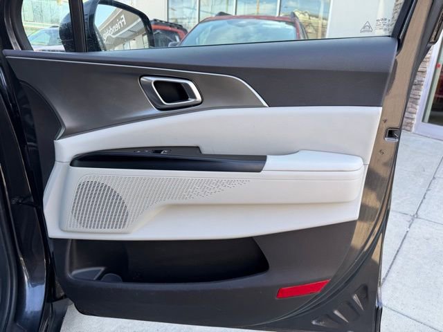 Used 2022 Kia Carnival LX image 41