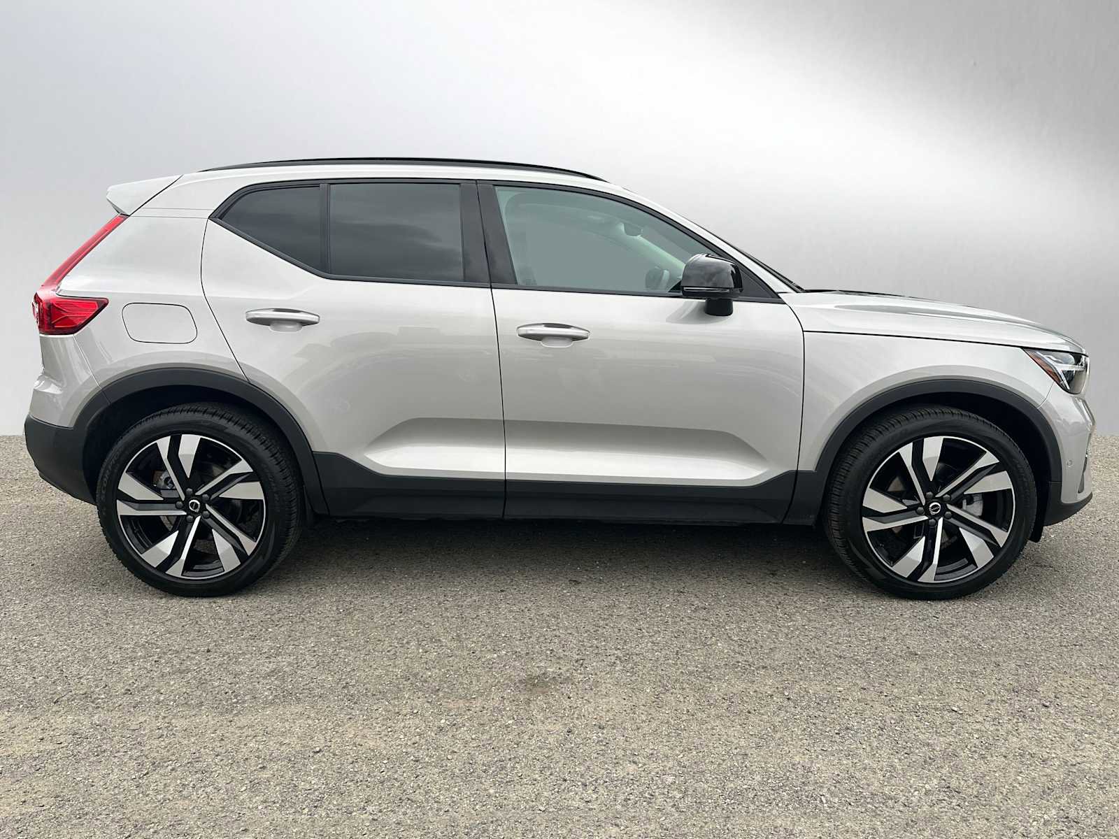 Used 2025 Volvo XC40 B5 Plus w/ Climate Package image 2