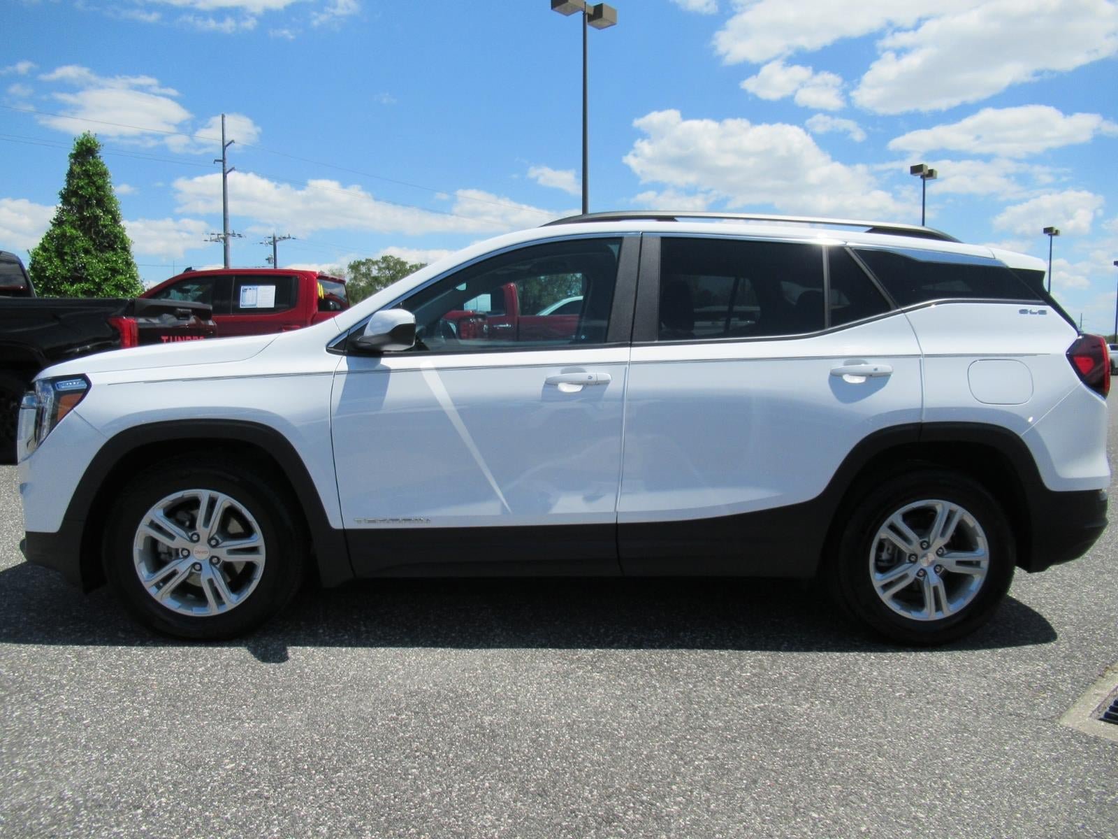 Used 2023 GMC Terrain SLE w/ Driver Convenience Package FWD image 4
