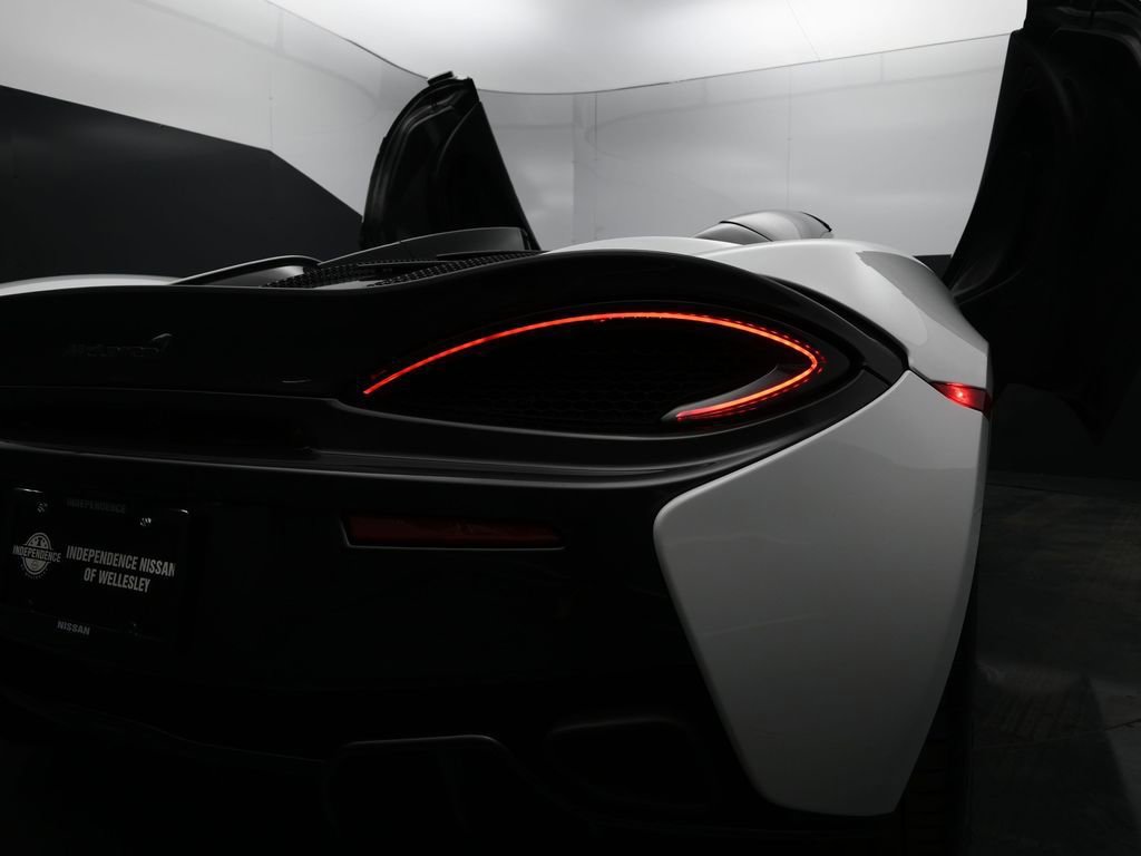 Used 2019 McLaren 570S Spider image 8