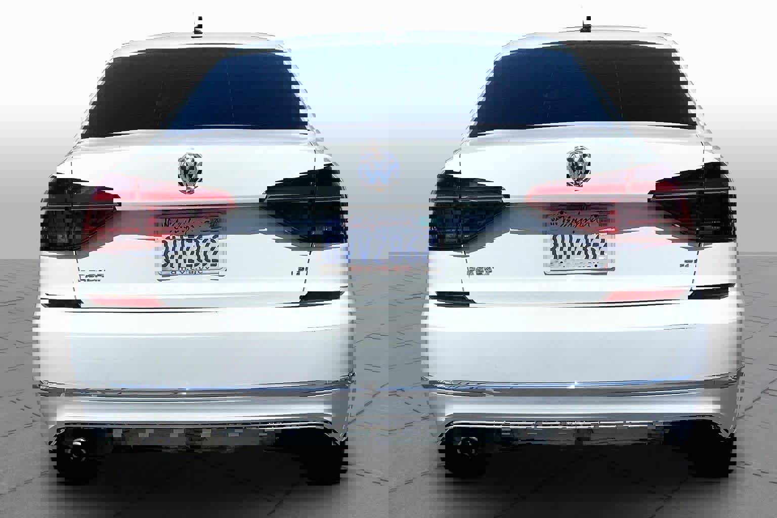 Used 2018 Volkswagen Passat 2.0T R-Line w/ R-Line Lighting Package FWD image 4