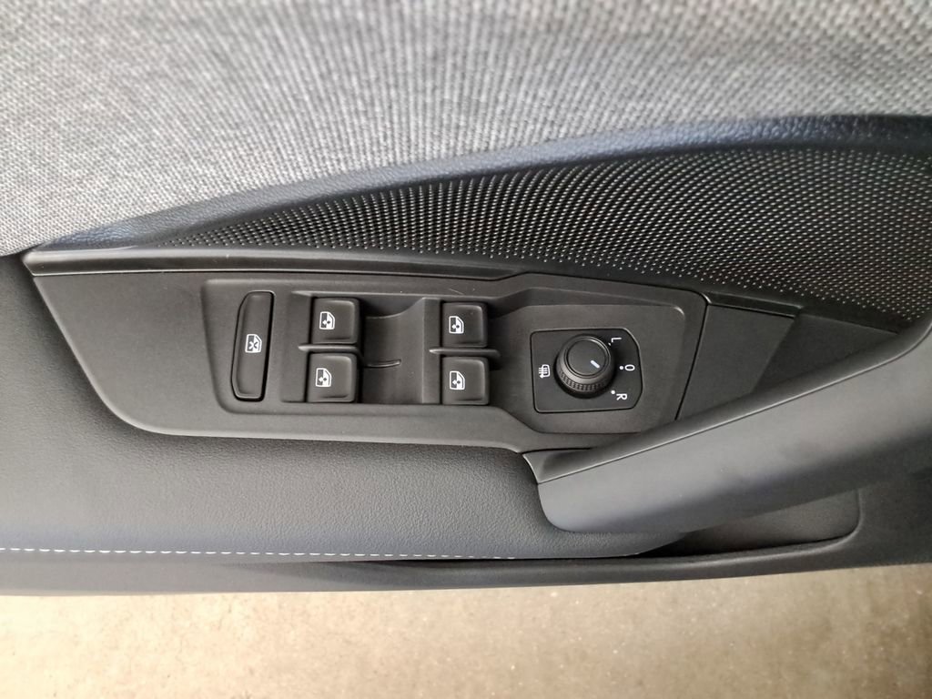 Certified 2025 Volkswagen Tiguan S FWD image 18