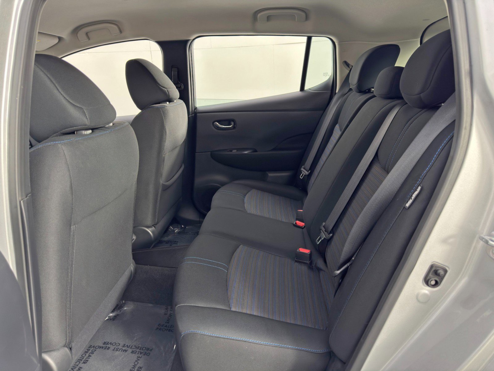 Used 2025 Nissan Leaf S image 32