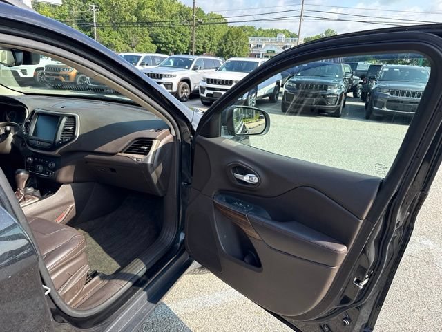 Used 2016 Jeep Cherokee Trailhawk w/ Comfort/Convenience Group AWD/4WD image 11
