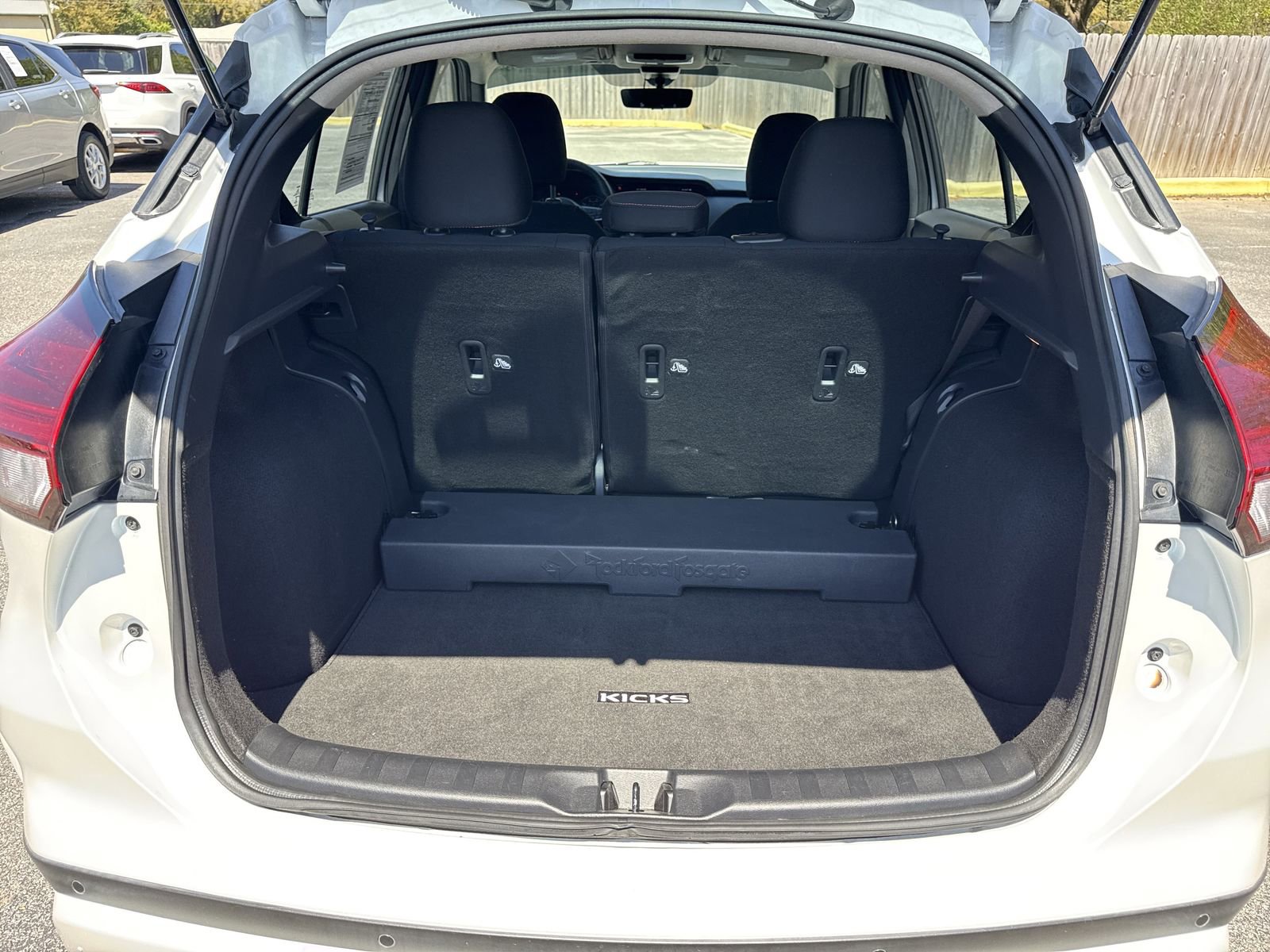 Used 2022 Nissan Kicks SR w/ Interior Electronics Package FWD image 29
