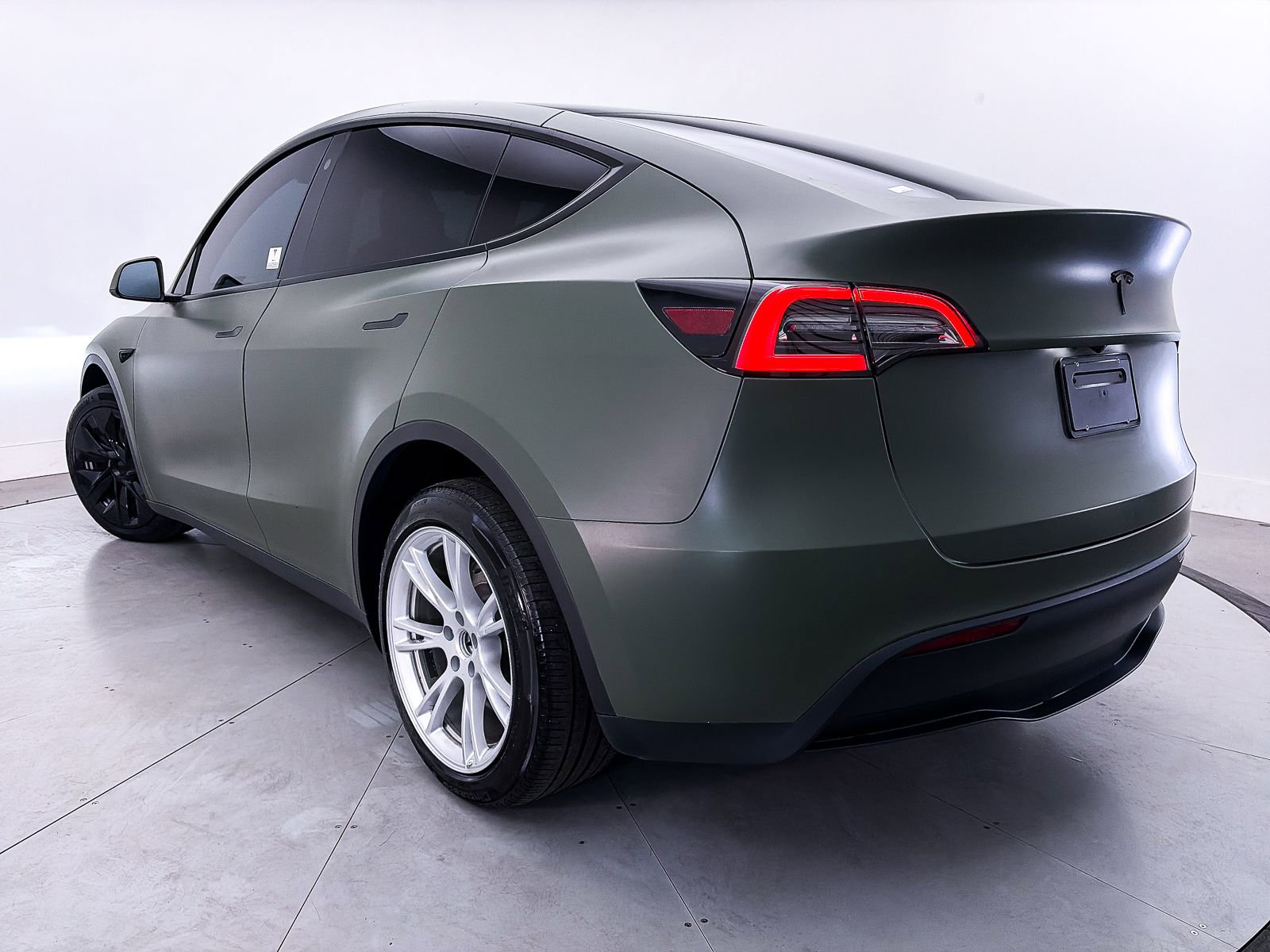 Used 2023 Tesla Model Y Long Range AWD/4WD image 2