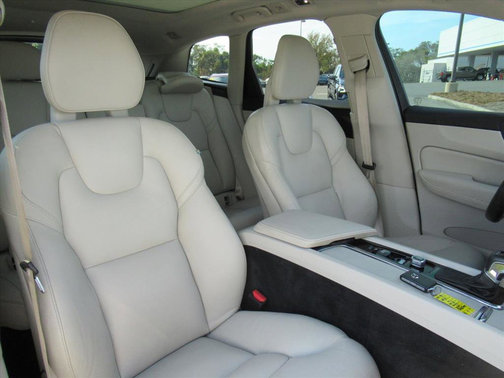 Used 2018 Volvo XC60 T6 Momentum w/ Convenience Package image 8