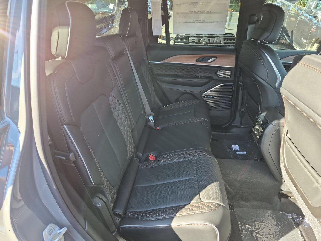 New 2027 Jeep Grand Cherokee Summit AWD/4WD image 15