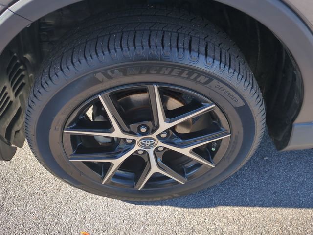 Used 2017 Toyota RAV4 SE image 10