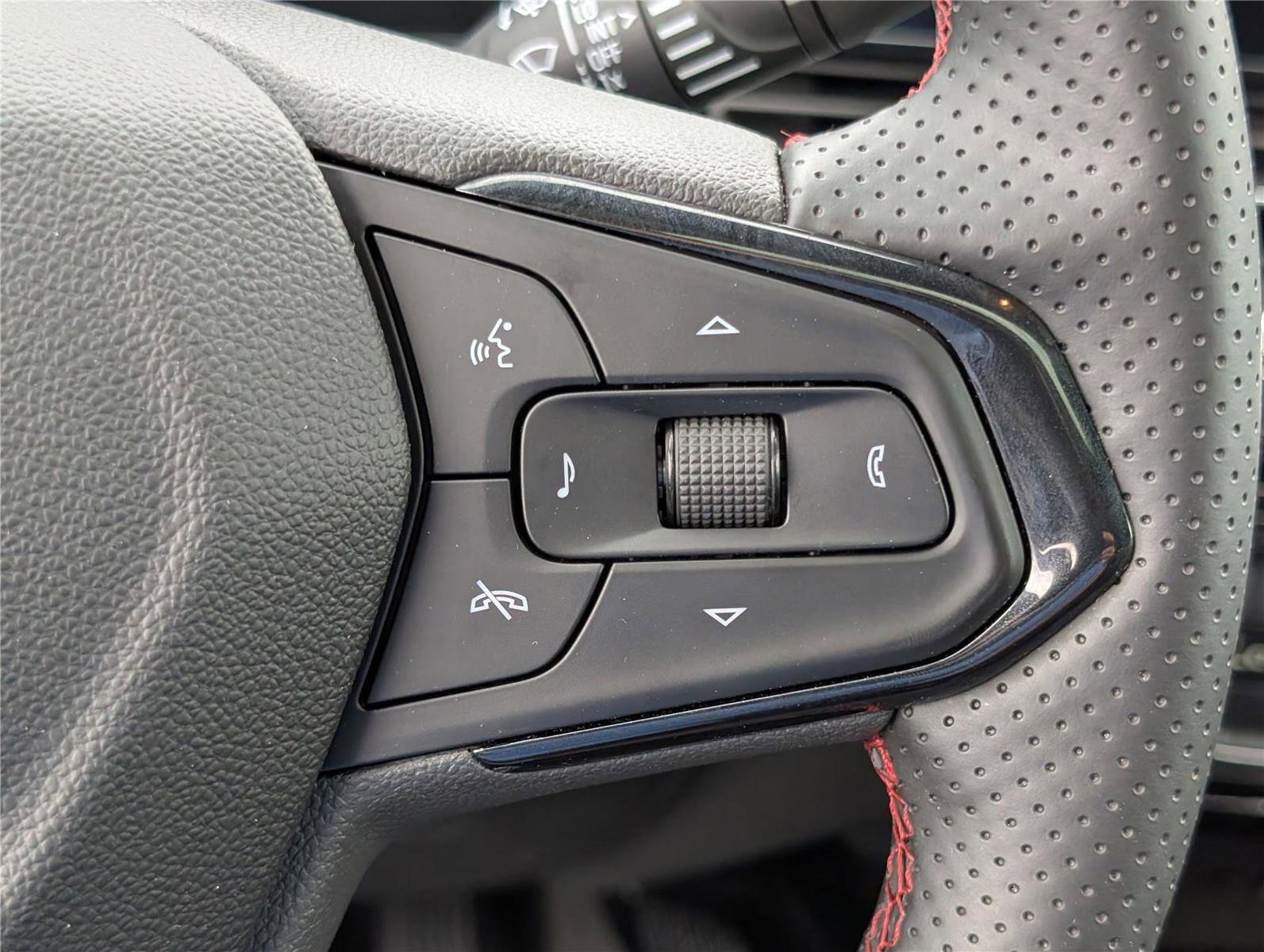 Used 2025 Chevrolet Trax RS w/ Sunroof Package FWD image 22