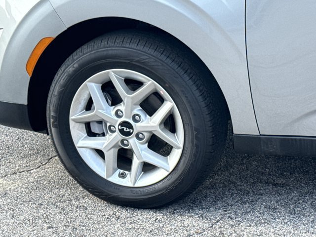 Used 2025 Kia Soul LX w/ LX Technology Package FWD image 6