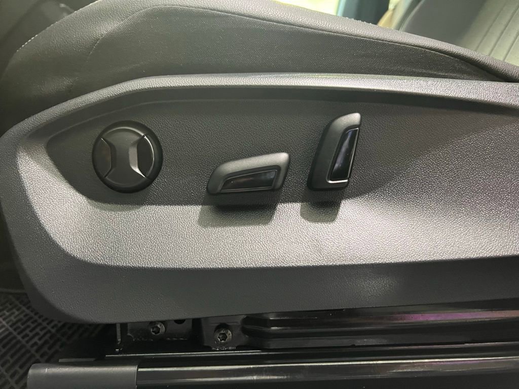 Used 2023 Volkswagen Tiguan SE R-Line AWD/4WD image 16
