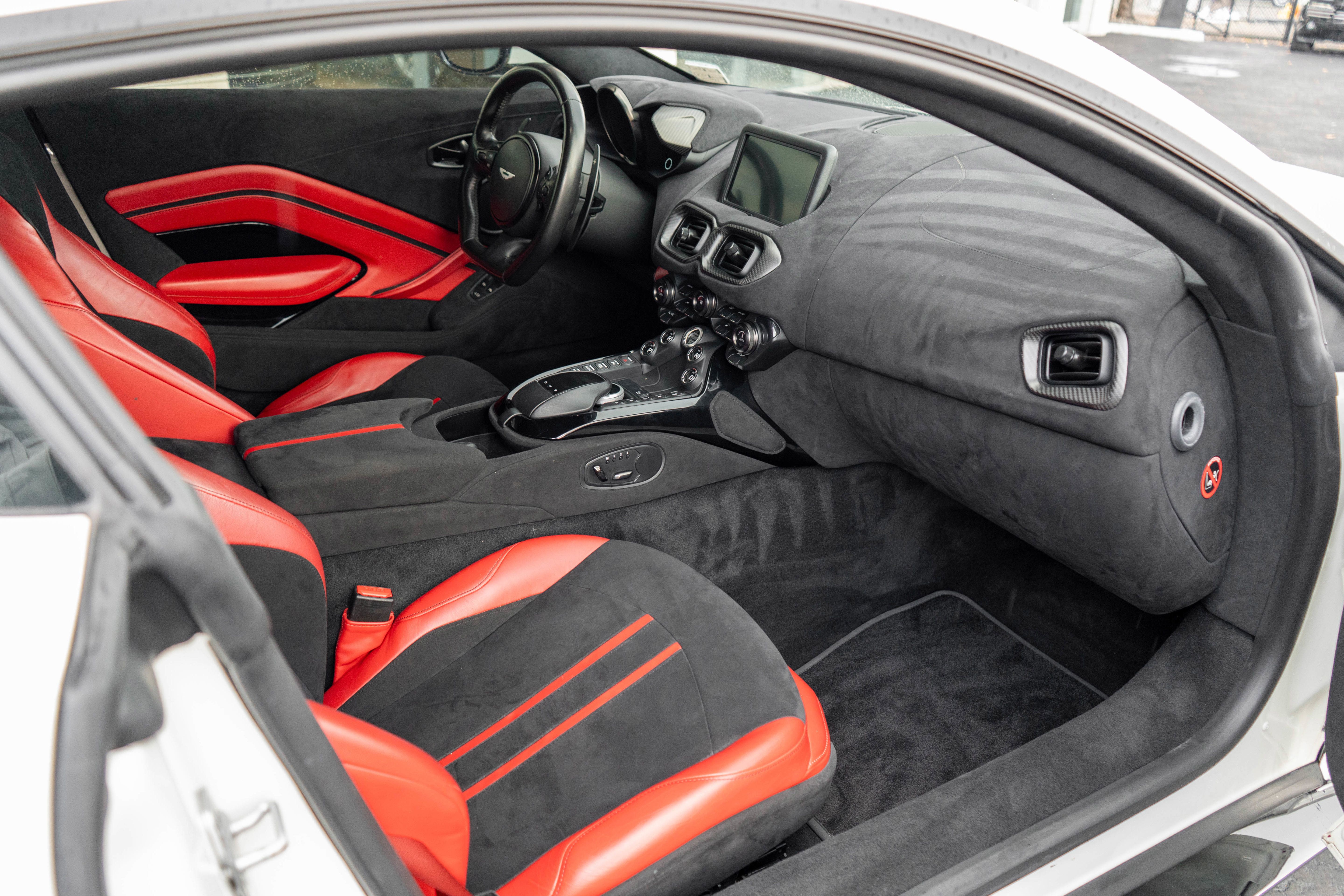 Used 2020 Aston Martin V8 Vantage Coupe image 25