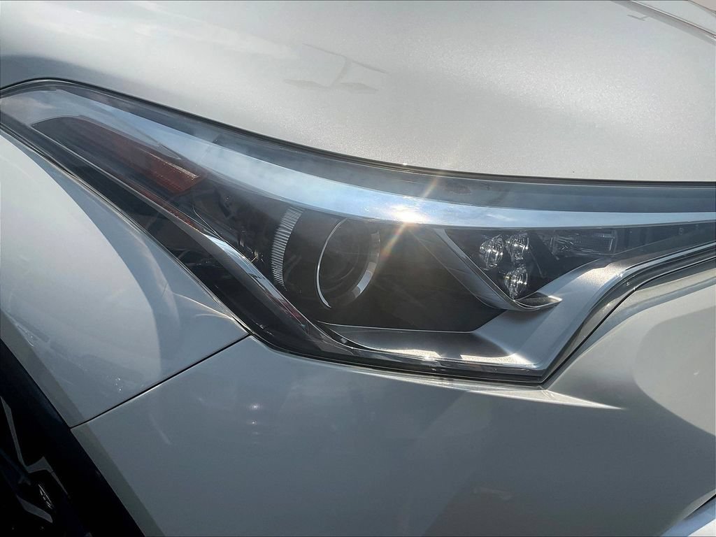 Used 2018 Toyota C-HR XLE FWD image 30