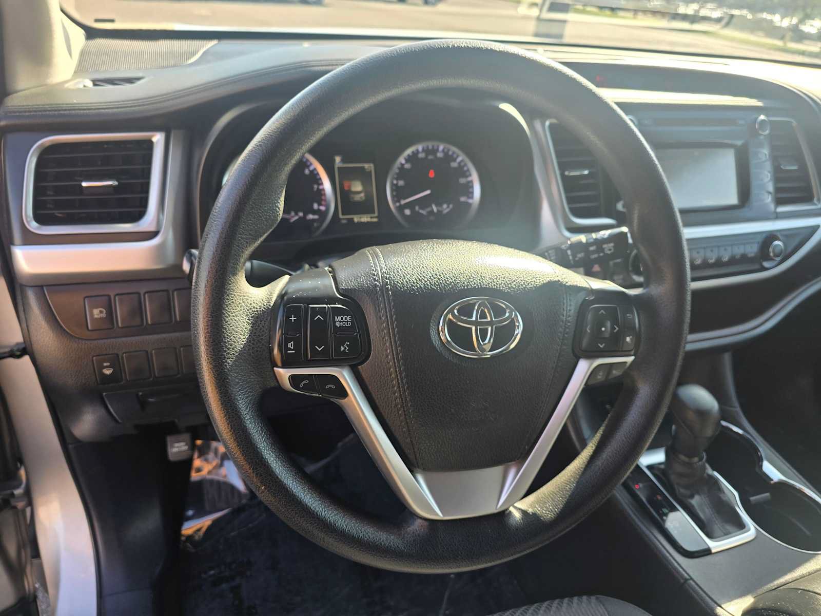 Used 2017 Toyota Highlander LE AWD/4WD image 24