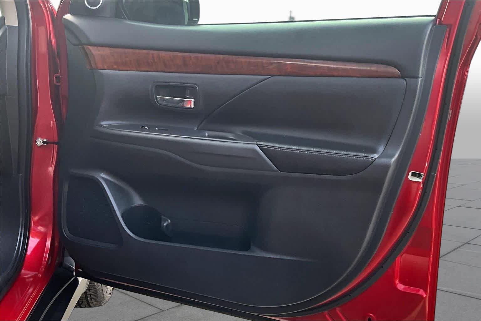 Used 2015 Mitsubishi Outlander SE FWD image 23