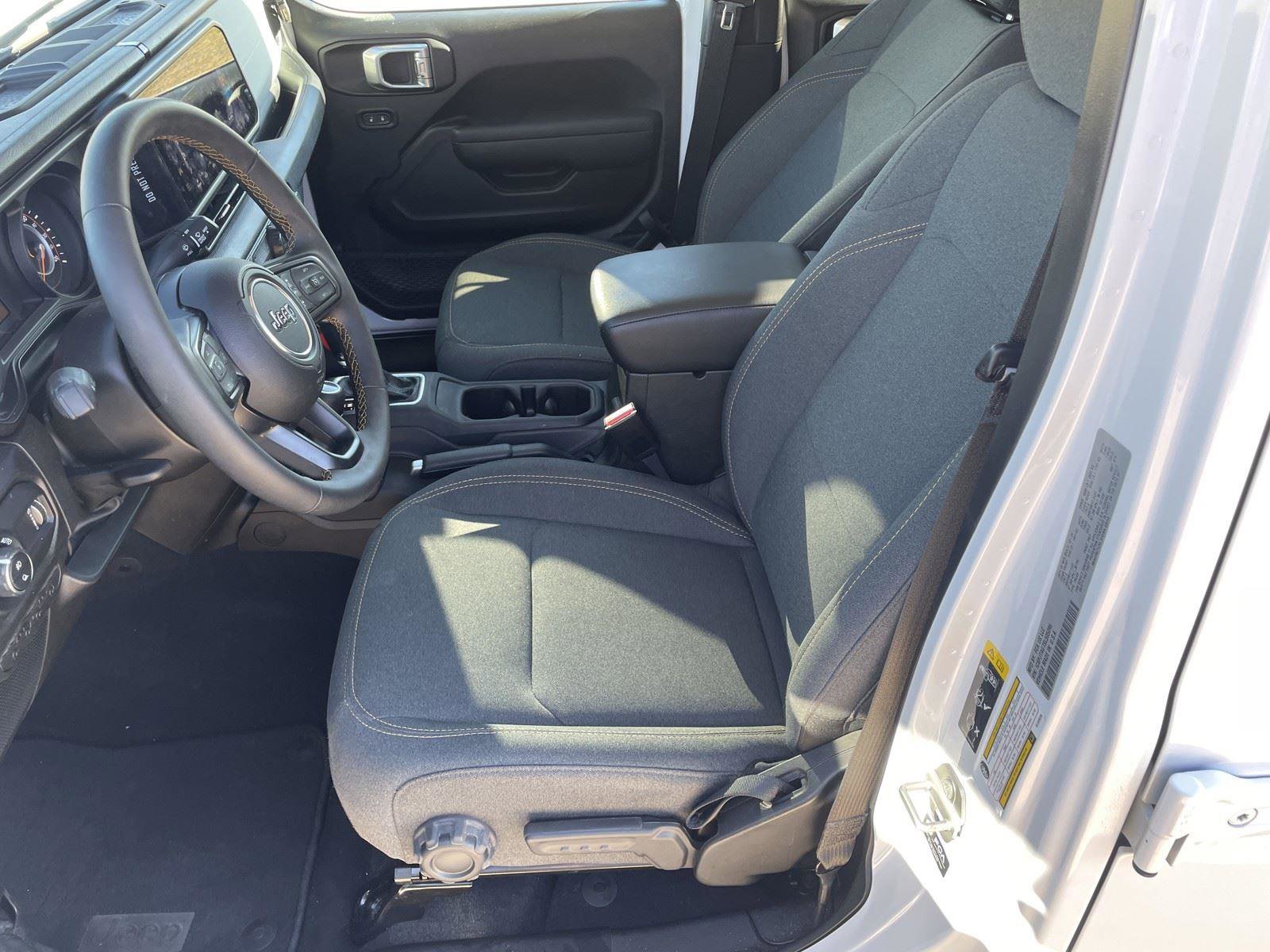 Used 2025 Jeep Gladiator Sport image 12