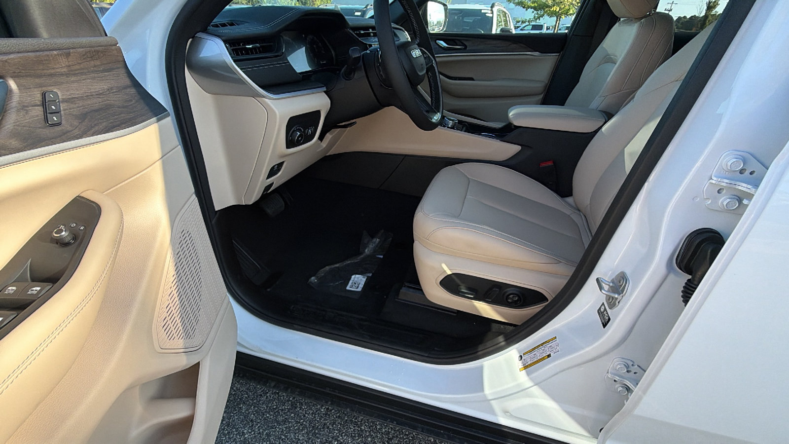 New 2027 Jeep Grand Cherokee Limited AWD/4WD image 16