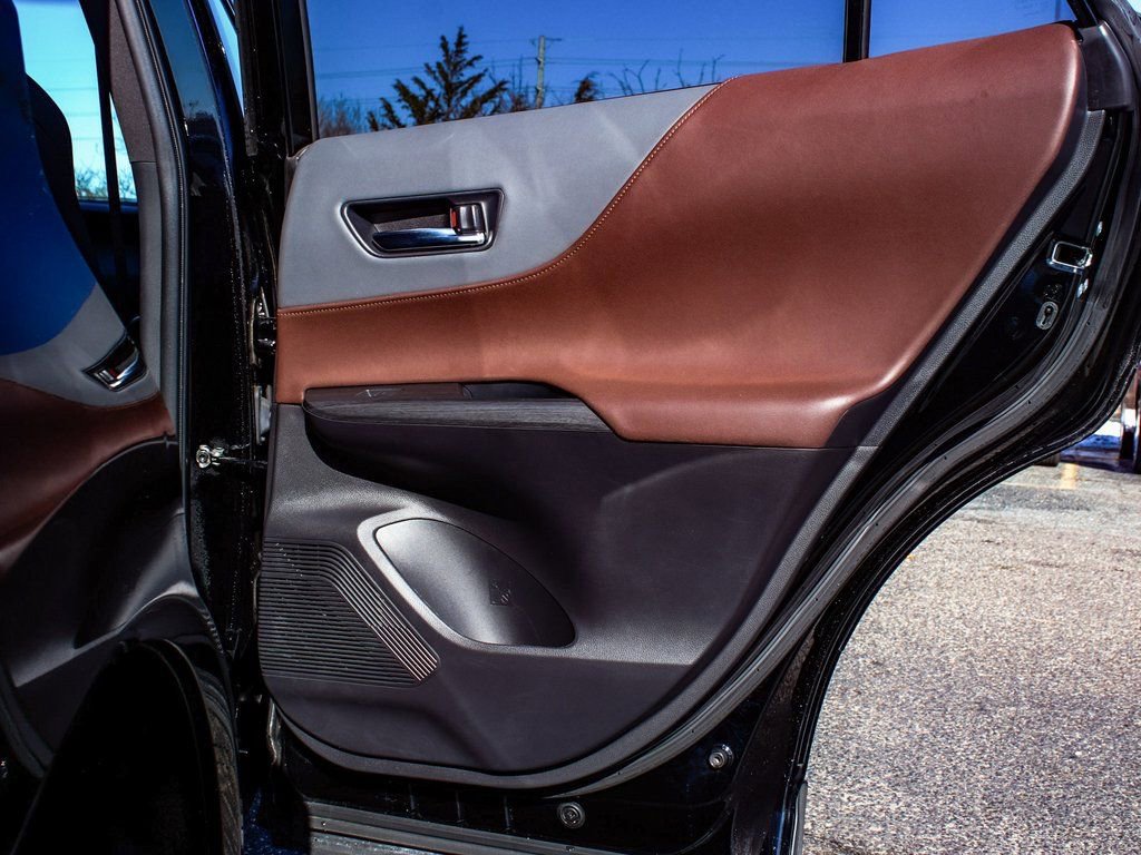 Used 2023 Toyota Venza XLE image 12