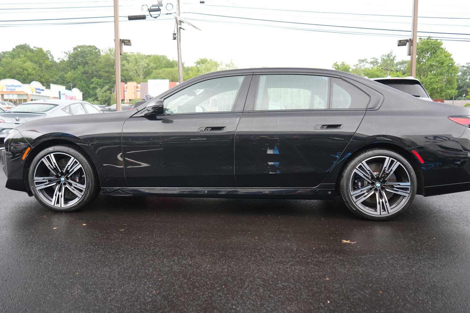 Used 2024 BMW 760i xDrive w/ Executive Package AWD/4WD image 4
