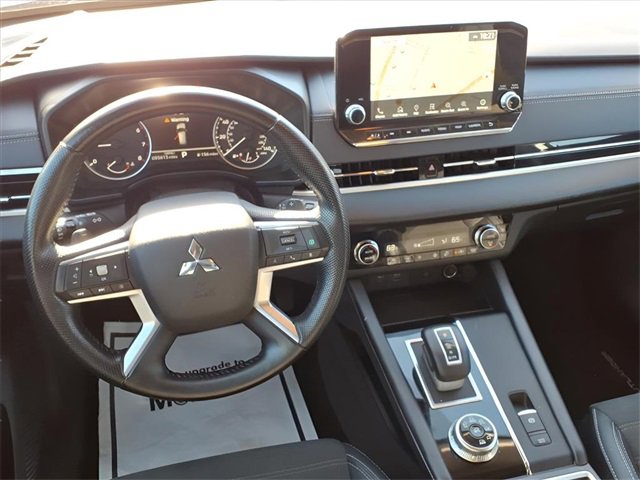 Used 2024 Mitsubishi Outlander AWD image 17