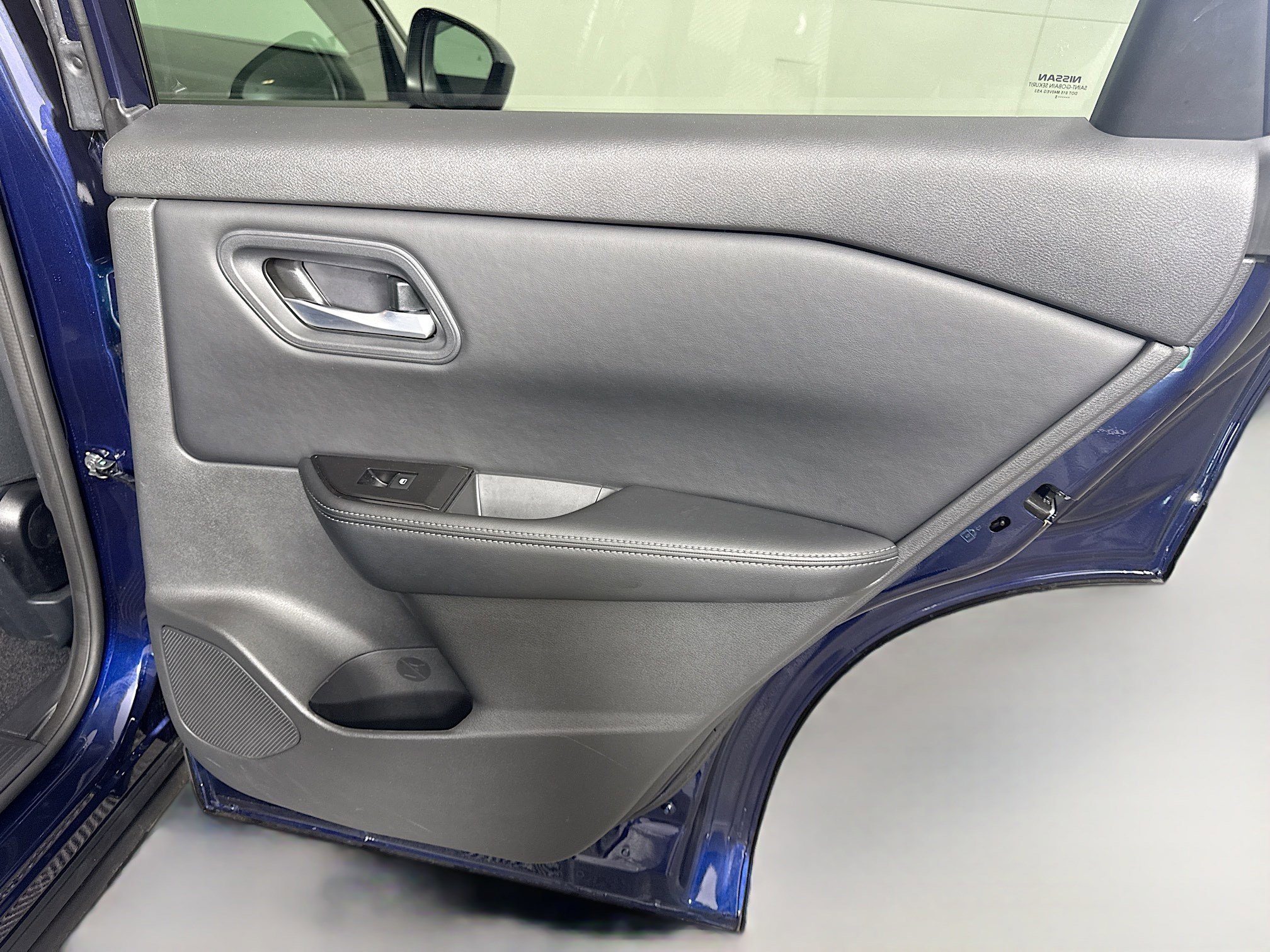 Used 2025 Nissan Rogue SV image 28