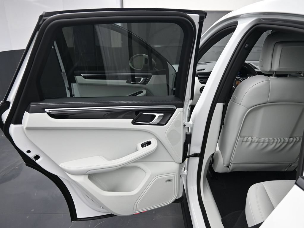 Certified 2025 Porsche Macan AWD/4WD image 21