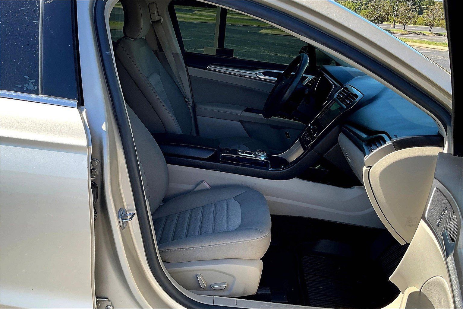 Used 2019 Ford Fusion SE image 8