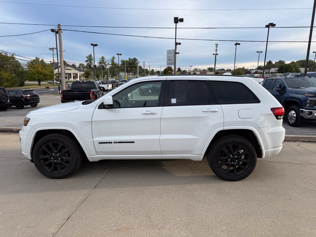 Used 2018 Jeep Grand Cherokee Altitude AWD/4WD image 9