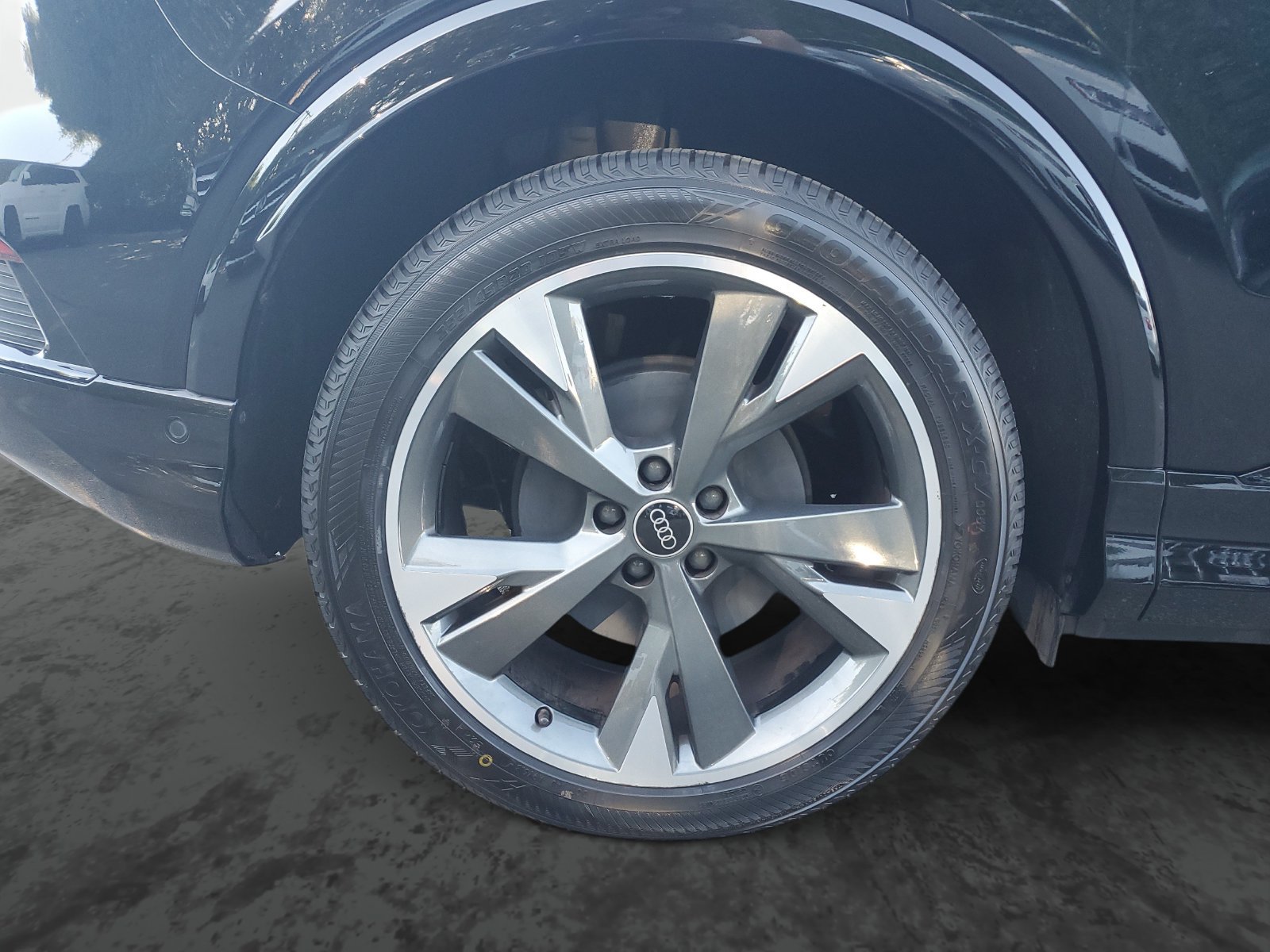 Used 2024 Audi Q4 e-tron Prestige w/ Black Optic Package AWD/4WD image 5