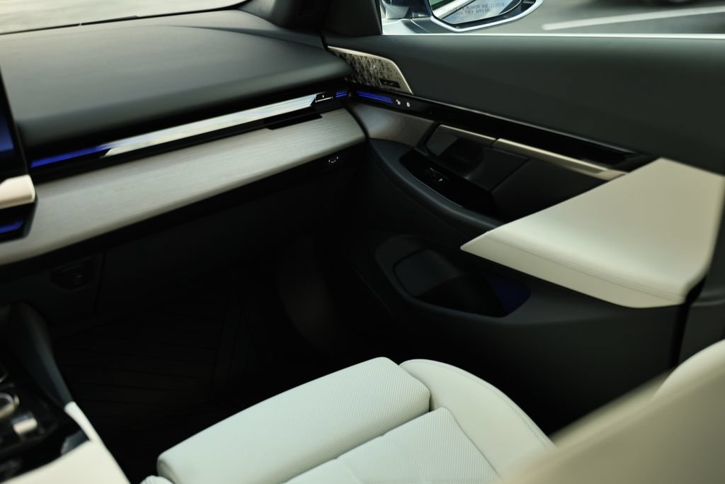Used 2026 BMW 530i w/ Premium Package RWD image 28