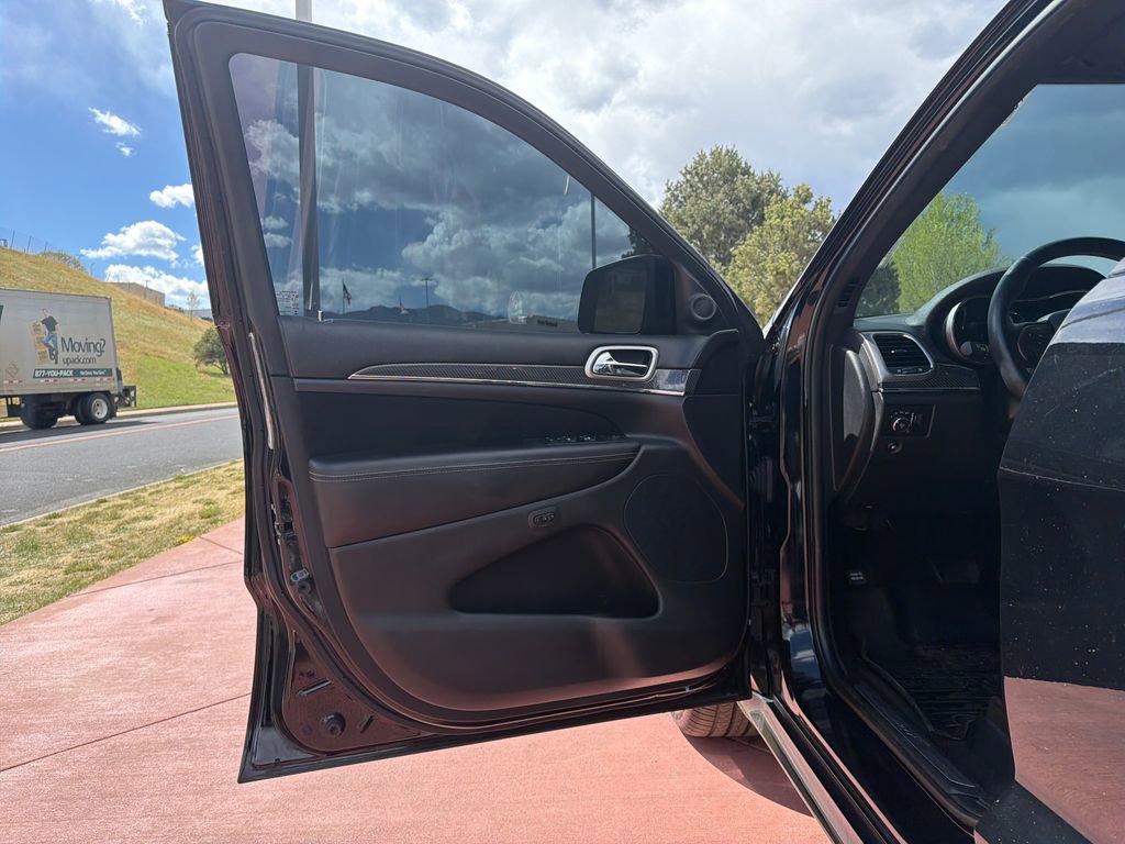 Used 2017 Jeep Grand Cherokee SRT image 9