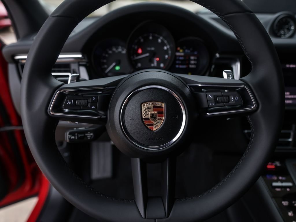 Certified 2025 Porsche Macan image 16