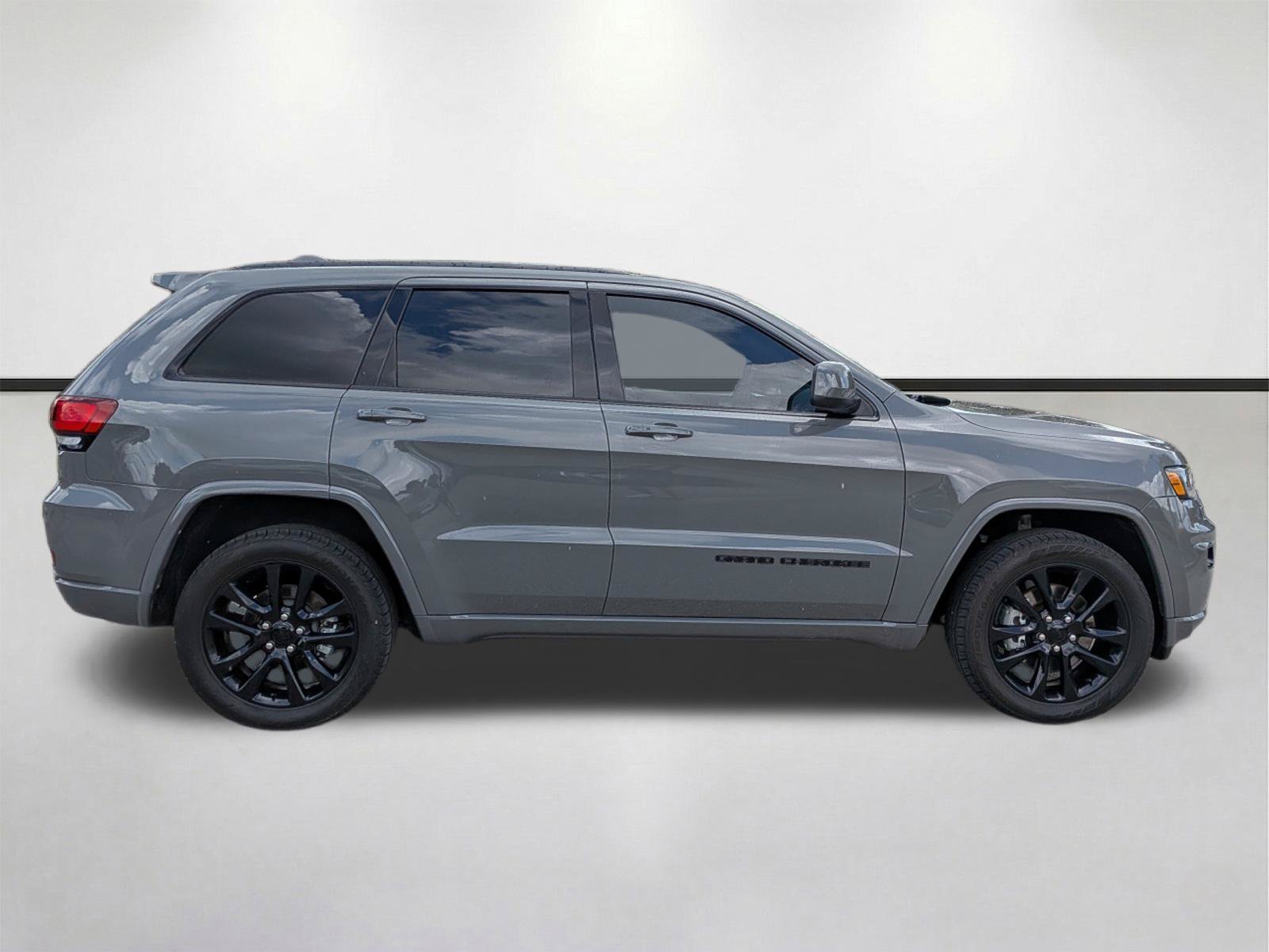 Used 2021 Jeep Grand Cherokee Laredo X AWD/4WD image 3
