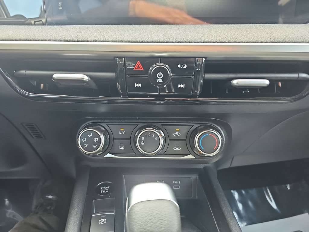 Used 2025 Nissan Kicks SV FWD image 27