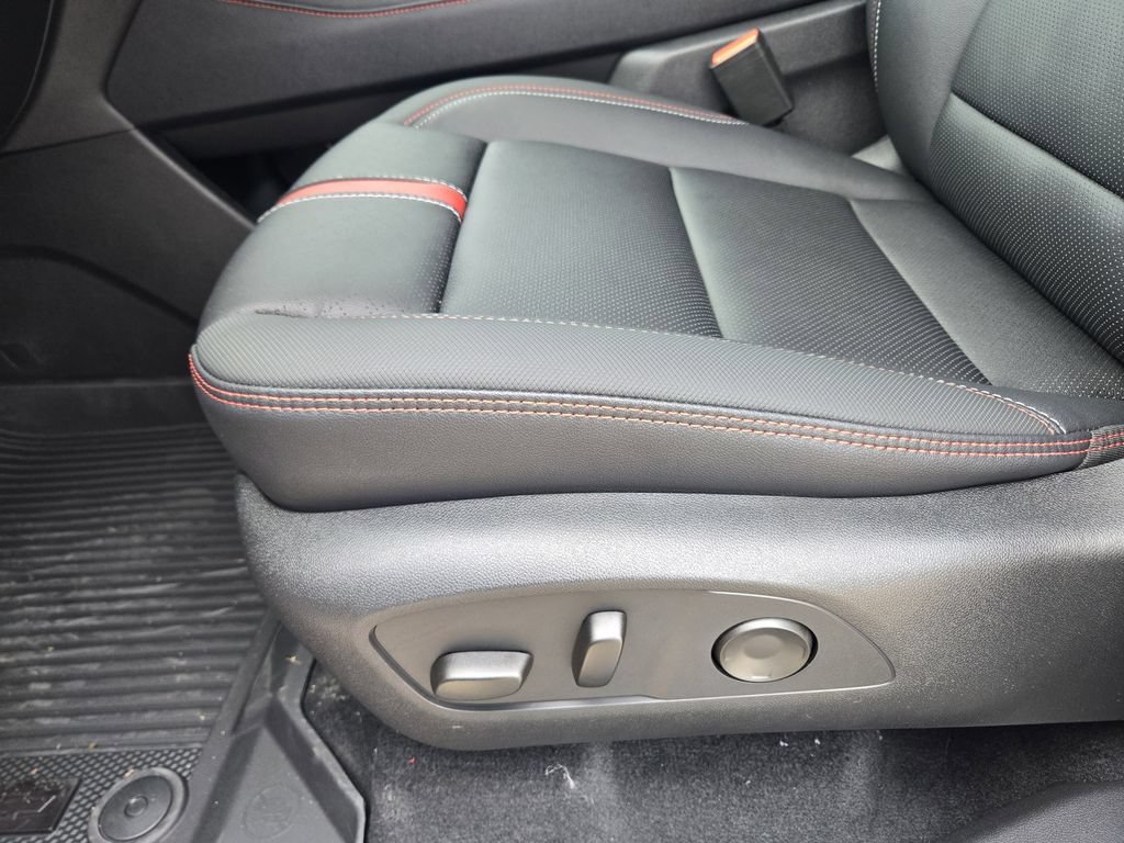 New 2026 Chevrolet Traverse RS w/ LPO, Floor Liner Package FWD image 18